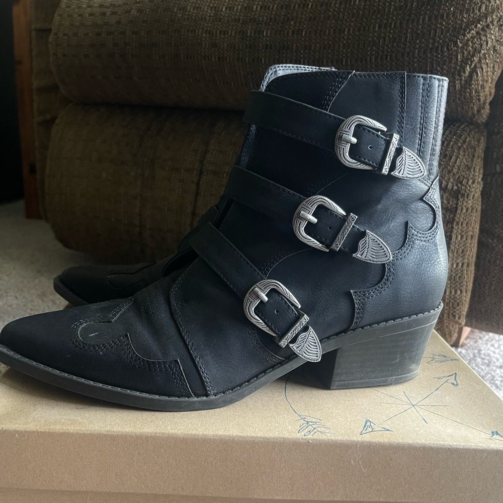 Indigo Rd. Black Cowgirl Low Ankle Boots